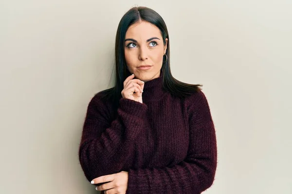 Young Brunette Woman Wearing Casual Winter Sweater Thinking Concentrated Doubt — Stock Photo, Image