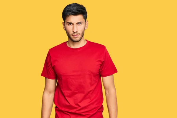 Joven Hombre Guapo Vistiendo Camiseta Roja Casual Escéptico Nervioso Frunciendo — Foto de Stock