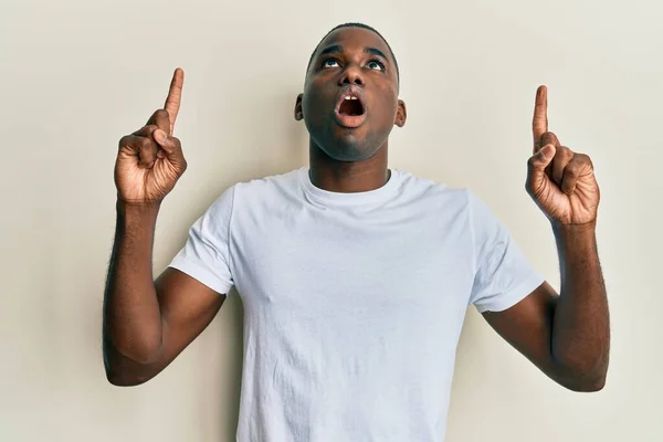 Ung Afrikansk Amerikansk Man Bär Casual Vit Skjorta Förvånad Och — Stockfoto