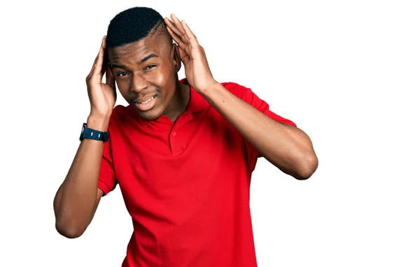 Молодой Африканский Американец Обычной Красной Футболке Пытается Услышать Жест Обеих — стоковое фото