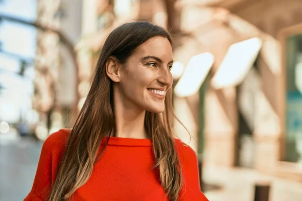 Giovane Donna Ispanica Sorridente Felice Piedi Alla Città — Foto Stock