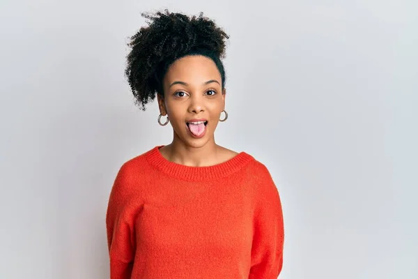 若いアフリカ系アメリカ人の女の子が面白い表情で幸せ舌を突き出してカジュアルな服を着ています 感情の概念 — ストック写真