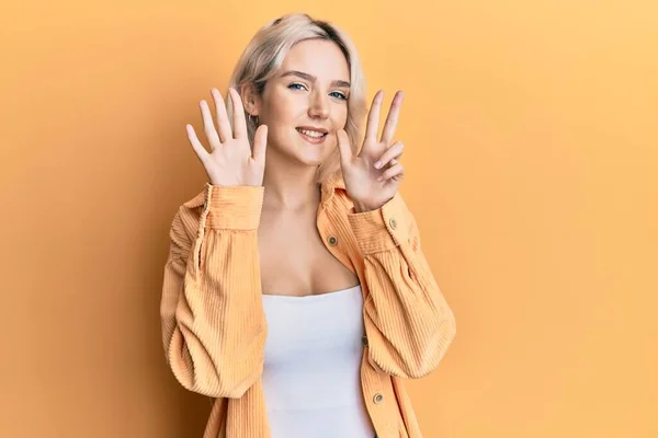 Молода Блондинка Повсякденному Одязі Показує Вказує Пальцями Номер Вісім Посміхаючись — стокове фото