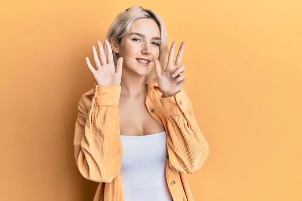 Menina Loira Jovem Vestindo Roupas Casuais Mostrando Apontando Para Cima — Fotografia de Stock