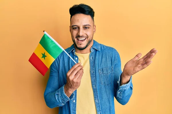Hombre Árabe Joven Sosteniendo Bandera Senegal Celebrando Logro Con Sonrisa —  Fotos de Stock