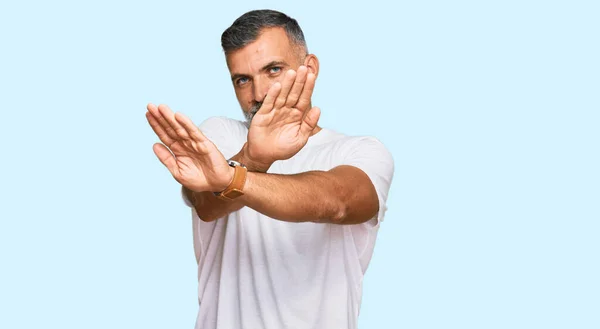 Homem Bonito Meia Idade Vestindo Casual Branco Tshirt Rejeição Expressão — Fotografia de Stock