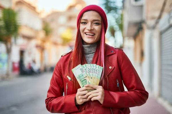 Jovem Caucasiana Sorrindo Feliz Segurando Rublo Russo Notas Cidade — Fotografia de Stock