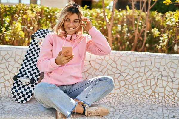 Jovem Menina Skatista Loira Sorrindo Feliz Usando Smartphone Fones Ouvido — Fotografia de Stock