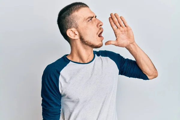 Hispanic Young Man Wearing Casual Clothes Shouting Screaming Loud Side — Stock Photo, Image