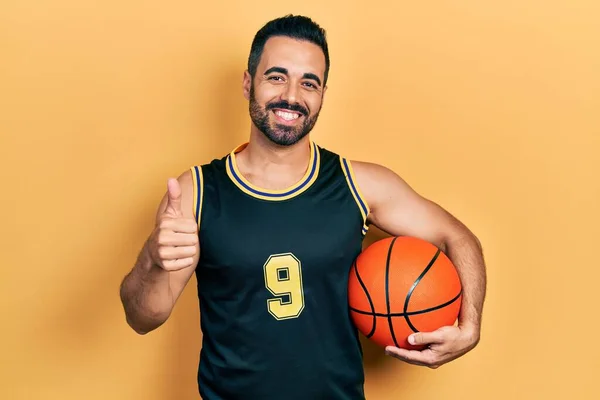 Όμορφος Ισπανός Γενειάδα Που Κρατάει Την Μπάλα Του Μπάσκετ Χαμογελώντας — Φωτογραφία Αρχείου