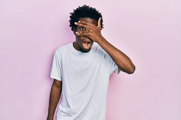 Junger Afrikanisch Amerikanischer Mann Lässigem Weißem Shirt Der Schockiert Gesicht — Stockfoto