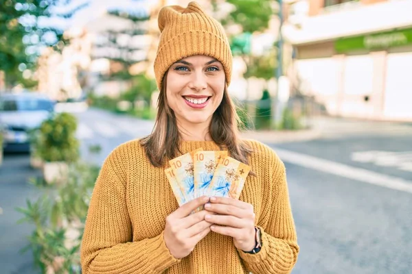 Joven Mujer Rubia Sonriendo Feliz Sosteniendo Billetes Franco Suizos Ciudad — Foto de Stock