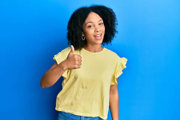 Ung Afrikansk Amerikansk Flicka Klädd Avslappnade Kläder Gör Glada Tummen — Stockfoto