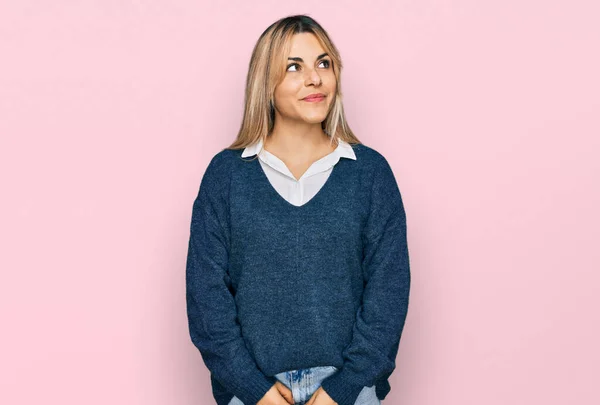 Mulher Caucasiana Jovem Vestindo Roupas Casuais Sorrindo Olhando Para Lado — Fotografia de Stock