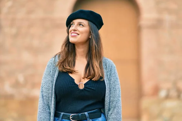 Ung Latinamerikansk Kvinna Fransk Stil Stående Vid Staden — Stockfoto