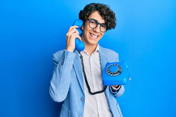 Латиноамериканец Говорит Старинному Телефону Улыбаясь Счастливой Прохладной Улыбкой Лице Показывая — стоковое фото