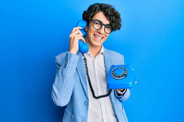 Jeune Homme Hispanique Parlant Téléphone Vintage Souriant Avec Sourire Heureux — Photo