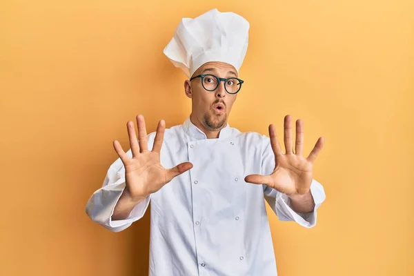 Uomo Calvo Con Barba Indossa Uniforme Cuoco Professionista Spaventato Terrorizzato — Foto Stock