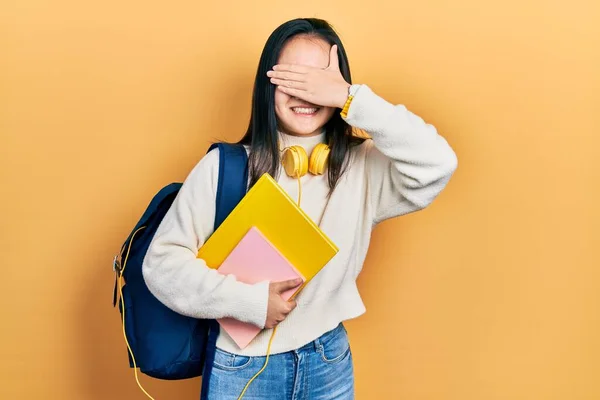 Menina Chinesa Jovem Segurando Mochila Estudantil Livros Sorrindo Rindo Com — Fotografia de Stock