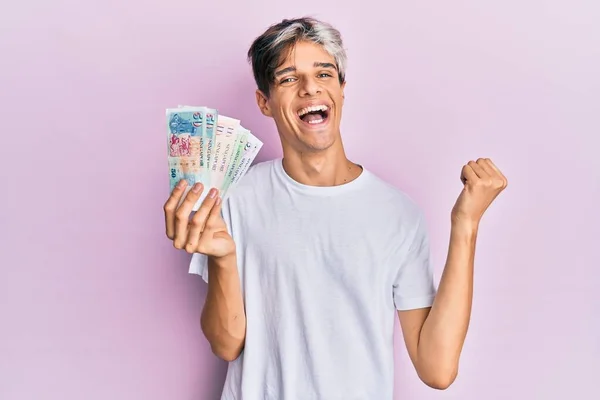 Fiatal Spanyol Férfi Kezében Singapore Dollár Bankjegyek Sikoltozó Büszke Ünneplő — Stock Fotó