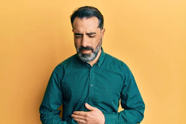 消化不良 痛みを伴う病気が具合が悪いので ひげと白髪の中年男性は胃の上に手でビジネス服を着ています キャッシュ コンセプト — ストック写真