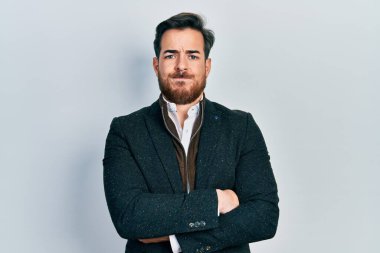 Sakallı, yakışıklı, beyaz bir adam. Kolları çapraz hareketli, şüpheci ve gergin. Sorunları yüzünden surat asıyor. negatif kişi. 