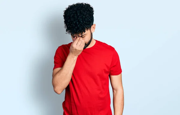 Jonge Arabische Man Met Baard Draagt Casual Rood Shirt Moe — Stockfoto