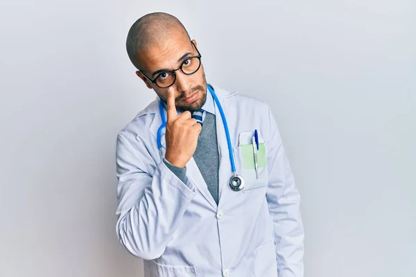 Homme Adulte Hispanique Portant Uniforme Médecin Stéthoscope Pointant Vers Œil — Photo