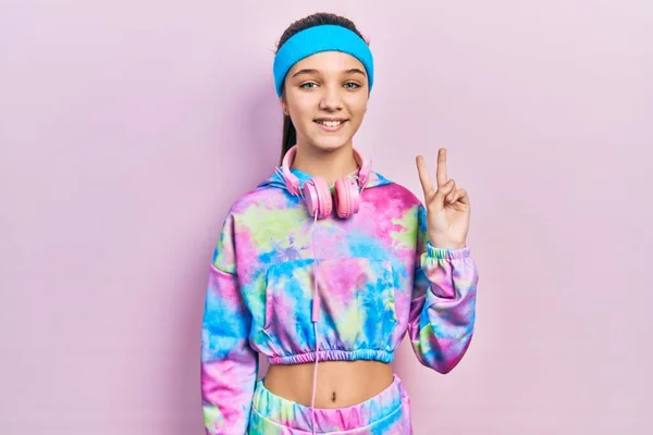 Chica Morena Joven Con Ropa Gimnasio Auriculares Sonriendo Con Cara —  Fotos de Stock