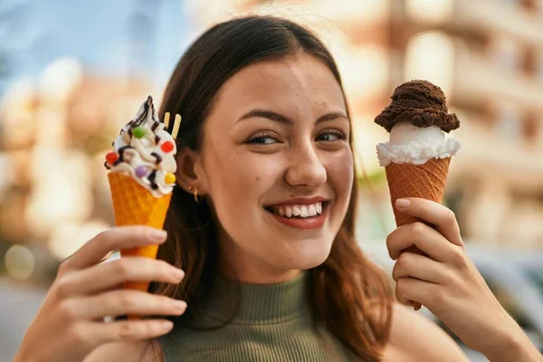 Joven Chica Caucásica Sonriendo Feliz Comiendo Helado Ciudad —  Fotos de Stock