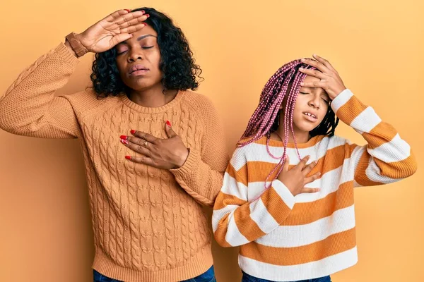 Bella Madre Figlia Afroamericana Che Indossano Maglione Invernale Lana Che — Foto Stock