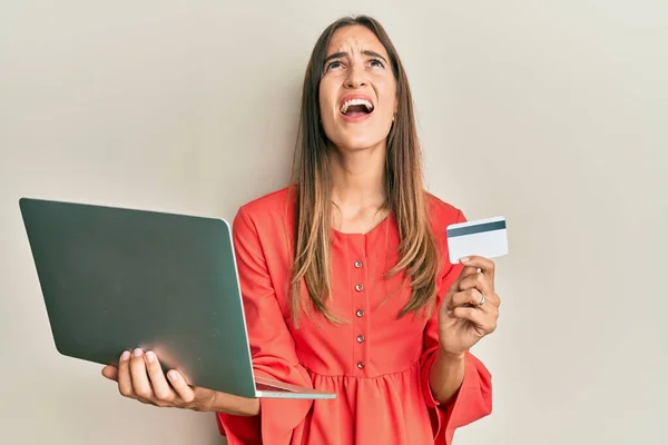 Młoda Piękna Kobieta Laptopem Kartą Kredytową Wściekła Wściekła Krzycząc Sfrustrowana — Zdjęcie stockowe