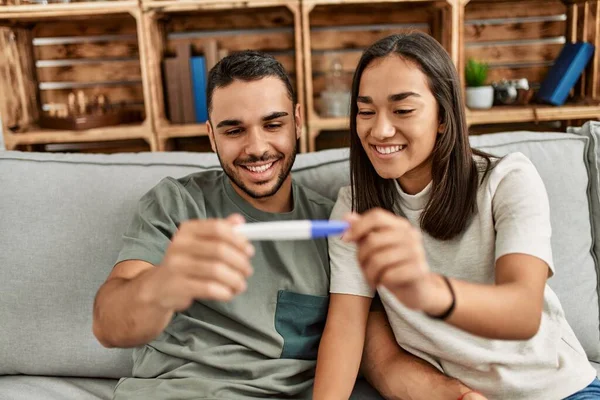 Jong Latijn Paar Glimlachen Gelukkig Uitziende Zwanger Testresultaat Thuis — Stockfoto
