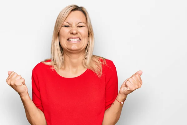 Donna Caucasica Mezza Età Che Indossa Abiti Casual Molto Felice — Foto Stock