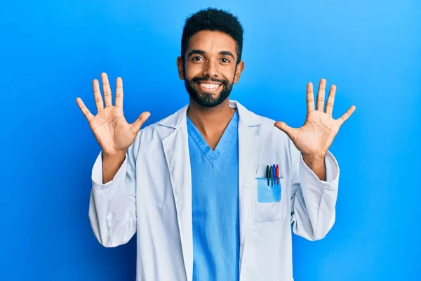 Красивый Латиноамериканец Бородой Докторской Форме Показывает Показывает Пальцами Номер Десять — стоковое фото