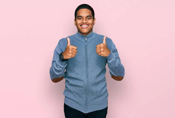 Junger Gutaussehender Hispanischer Mann Lässigem Sweatshirt Mit Positiver Geste Mit — Stockfoto