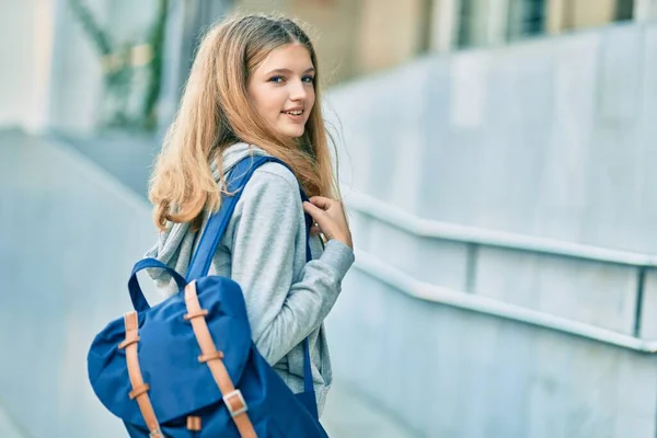 Schöne Kaukasische Student Teenager Lächelt Glücklich Der Hochschule — Stockfoto