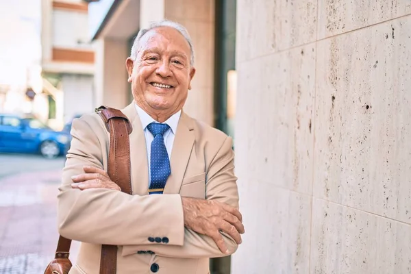 Senior Hombre Negocios Pelo Gris Sonriendo Feliz Pie Ciudad — Foto de Stock