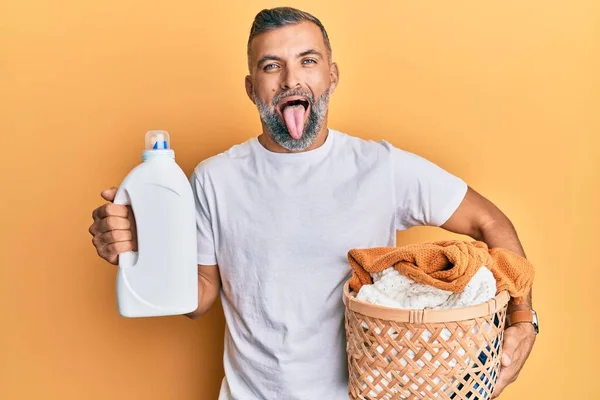 Hombre Guapo Mediana Edad Sosteniendo Cesta Ropa Botella Detergente Sacando —  Fotos de Stock