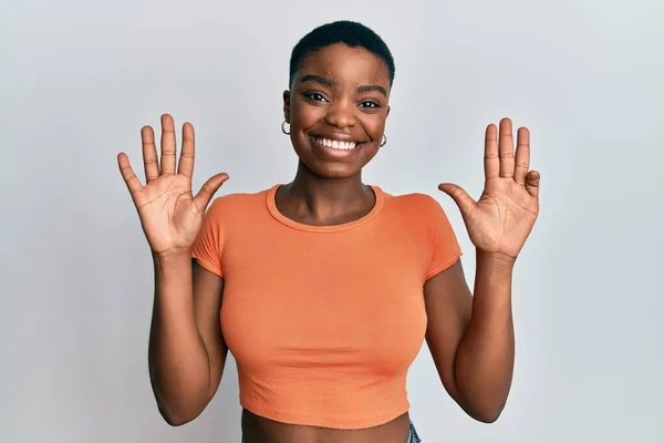 Jeune Femme Afro Américaine Portant Shirt Orange Décontracté Montrant Pointant — Photo
