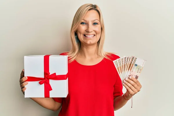 Middle Age Caucasian Woman Holding Gift South Korean Won Banknotes — Stock Photo, Image