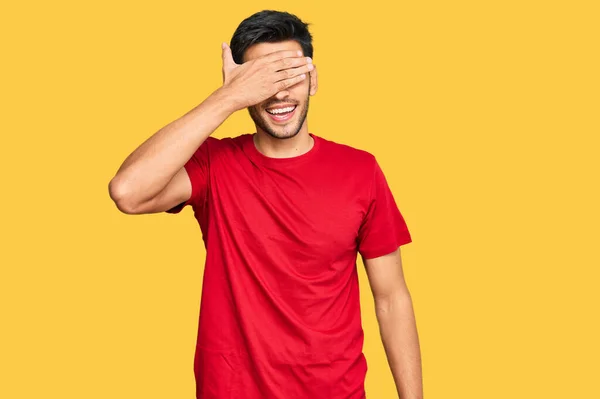 Mladý Pohledný Muž Neformálním Červeném Tričku Usmívající Rukou Tváři Zakrývající — Stock fotografie