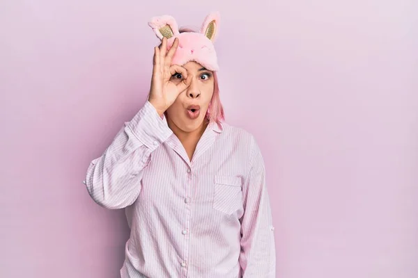 Hispanic Woman Pink Hair Wearing Sleep Mask Pajama Doing Gesture — Stock Photo, Image