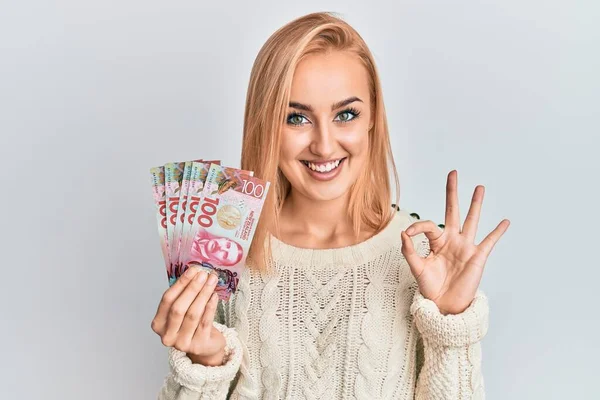 Hermosa Mujer Caucásica Sosteniendo 100 Billetes Nueva Zelanda Dólares Haciendo — Foto de Stock