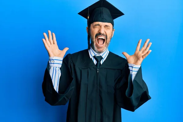 Hombre Hispano Mediana Edad Con Gorra Graduación Bata Ceremonia Celebrando — Foto de Stock