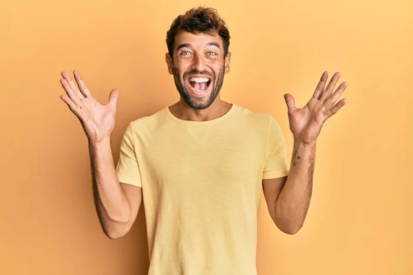 Hombre Guapo Con Barba Vistiendo Camiseta Amarilla Casual Sobre Fondo — Foto de Stock