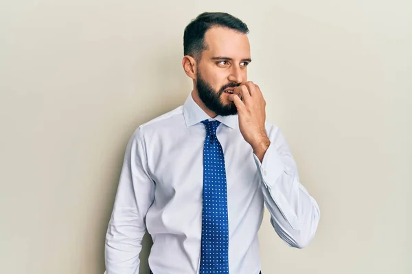 Hombre Joven Con Barba Con Corbata Negocios Que Estresado Nervioso —  Fotos de Stock
