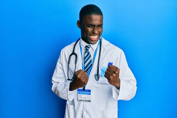 Молодой Африканский Американец Одетый Медицинскую Форму Взволнован Успехом Поднятыми Руками — стоковое фото