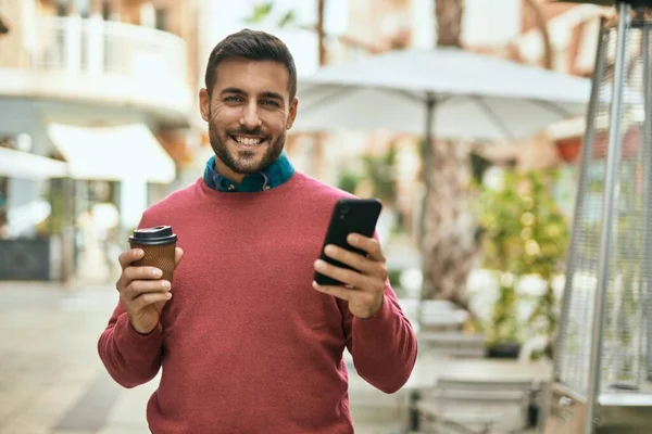 Genç Spanyol Adam Akıllı Telefon Kullanıyor Şehirde Kahve Içiyor — Stok fotoğraf