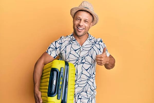 Snygg Muskel Man Håller Resväska Som Går Sommarsemester Ler Glad — Stockfoto